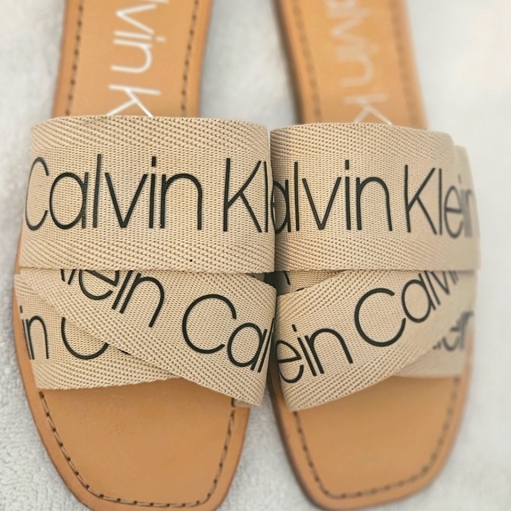 Brand New Calvin Klein Women's Bainy Strappy Sandal In Ivory/Black Women's Sz 8